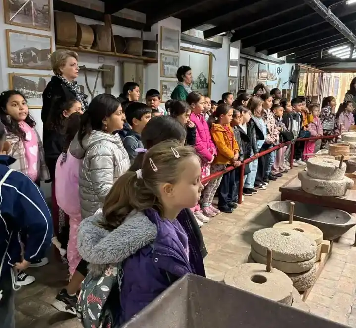 Ученици нижих разреда на излету